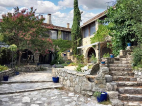 Maison familiale avec piscine partagée à Saint-André-de-Cruzières
